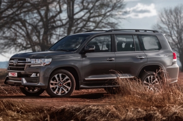 Toyota обновила оснащени Land Cruiser 200