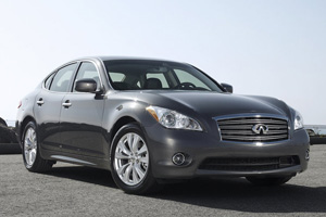 Люксовый Infiniti M на мотор-шоу в Москве