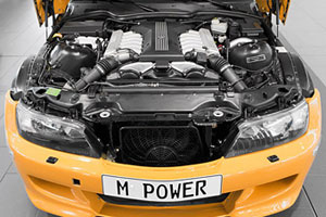 В моторном отсеке BMW Z3 разместили двенадцатицилиндровый двигатель