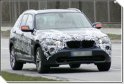 Кроссовер BMW X1 понемногу сбрасывает камуфляж