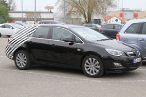 Opel Astra Sports Tourer все еще в камуфляже