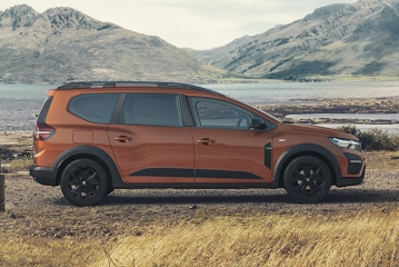 Dacia показала семиместый кросс-универсал Jogger