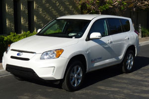 Toyota начинает серийное производство электрического RAV4