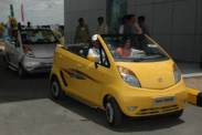 У Tata Nano снесло крышу
