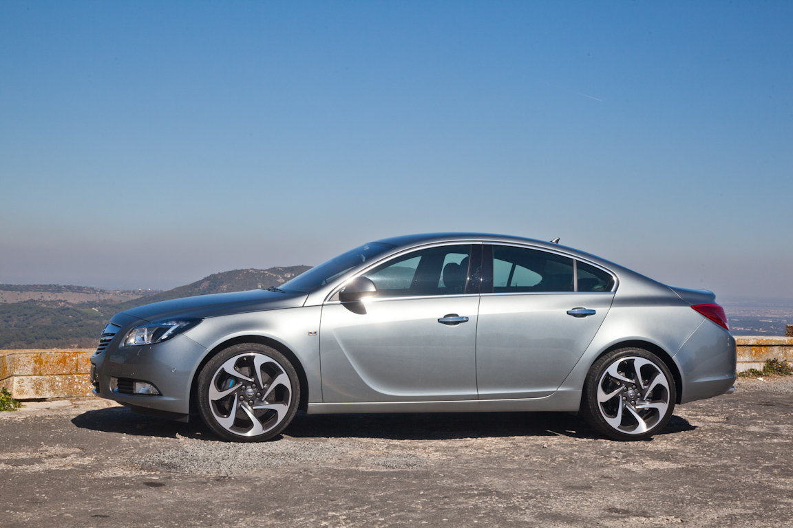 Opel Insignia BiTurbo: Вне формата
